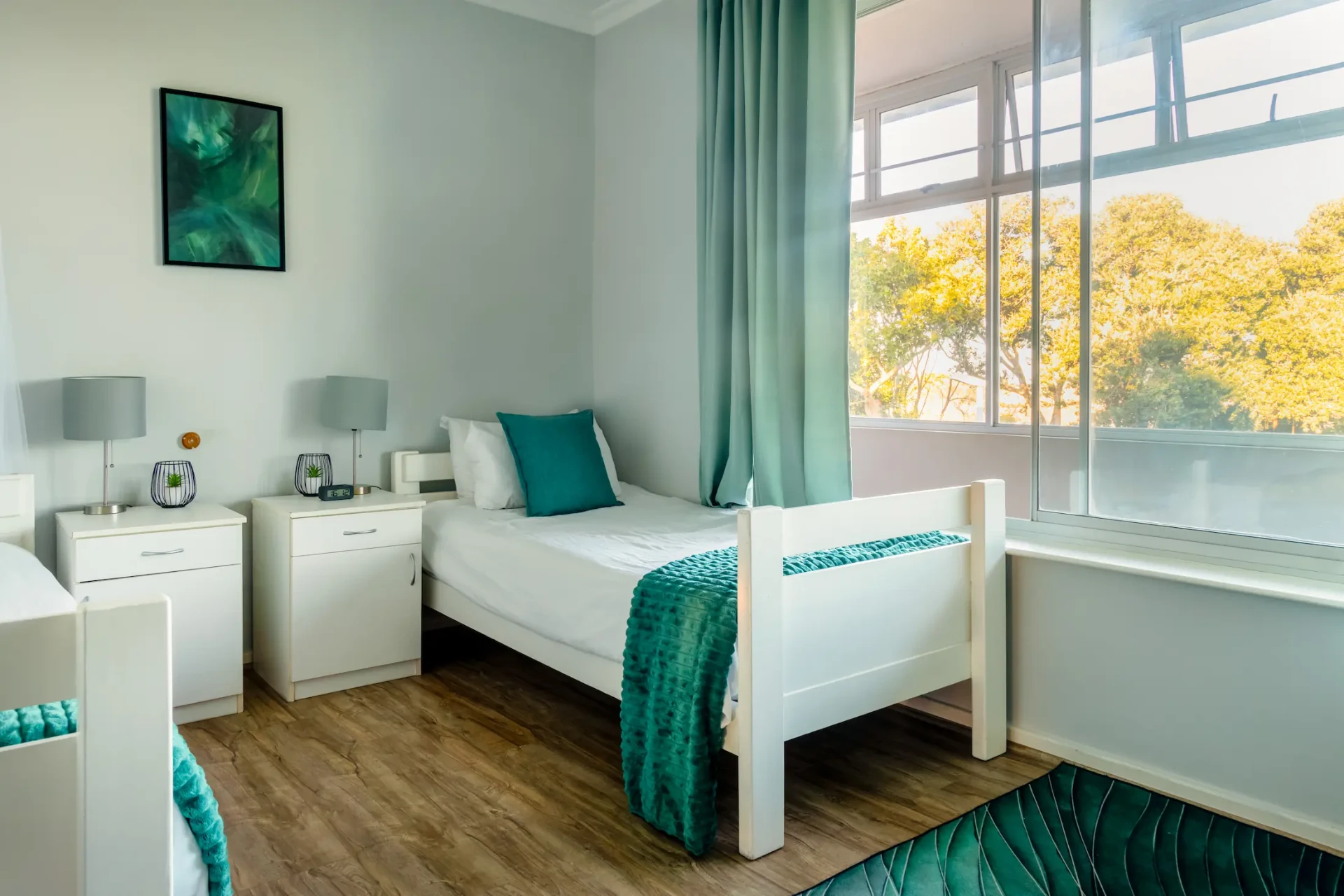 Een lichte slaapkamer met uitzicht op de bomen